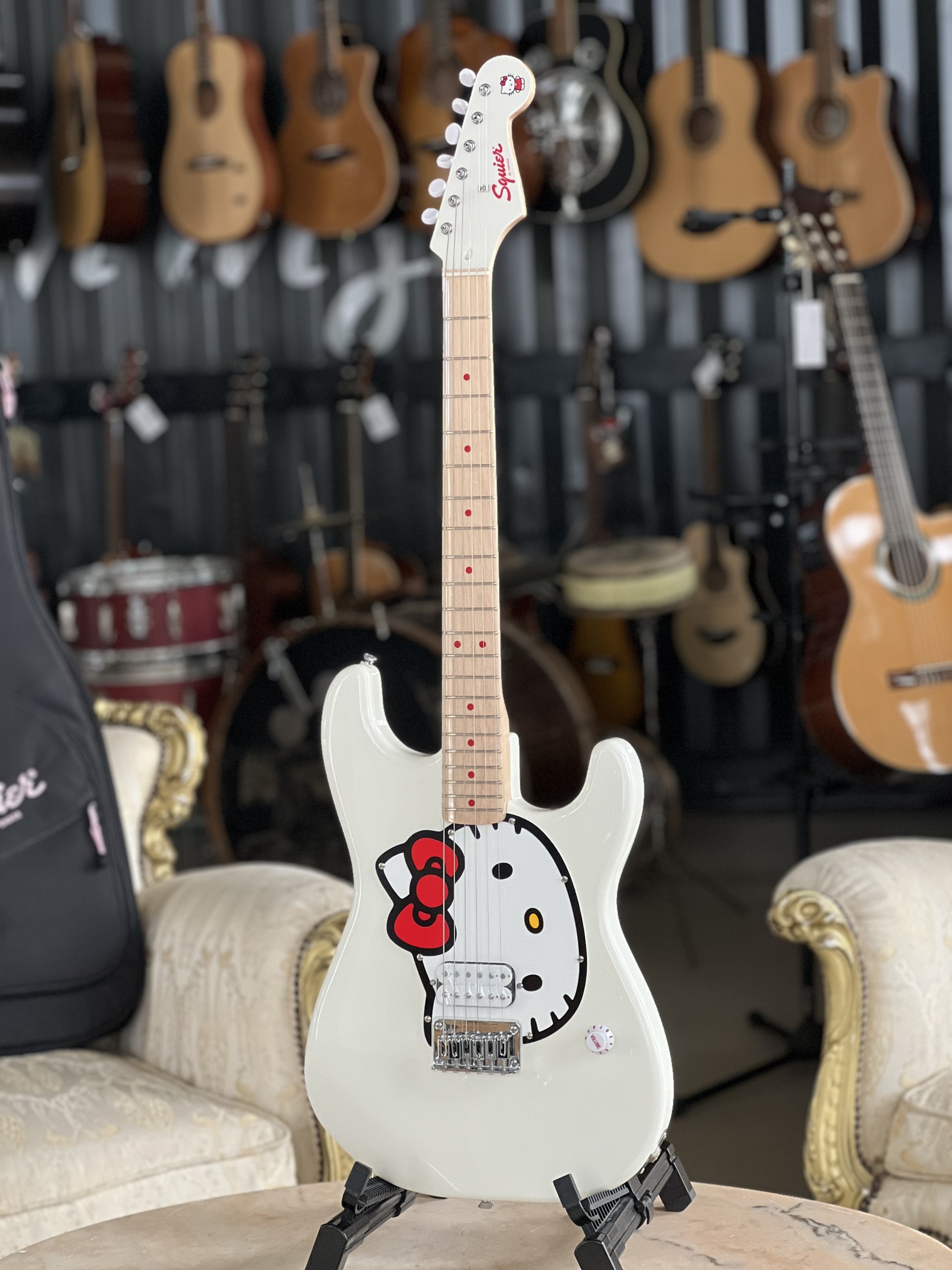 Squier Limited Edition Hello Kitty Stratocaster – Brahms Strumenti