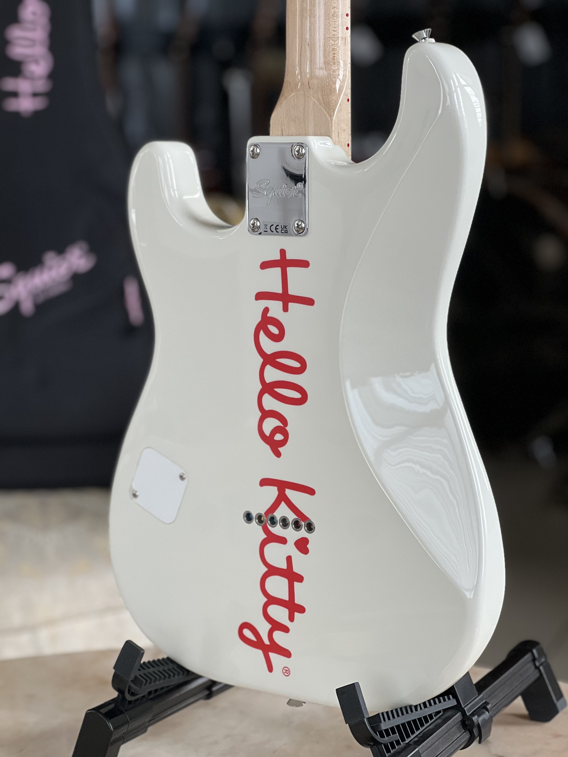 ギター Limited Edition Hello Kitty Stratocaster Squier by Fender Limited Edition Hello Kitty Stratocaster