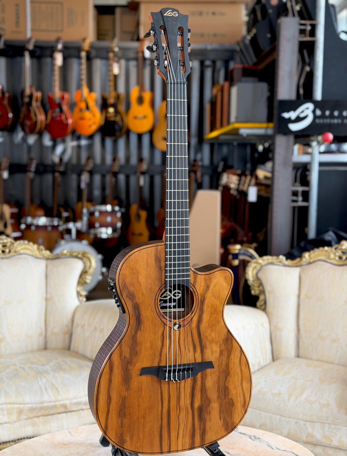 LAG Sauvage N-ASCE Chitarra Acustica Nylon Auditorium Cutaway Slim