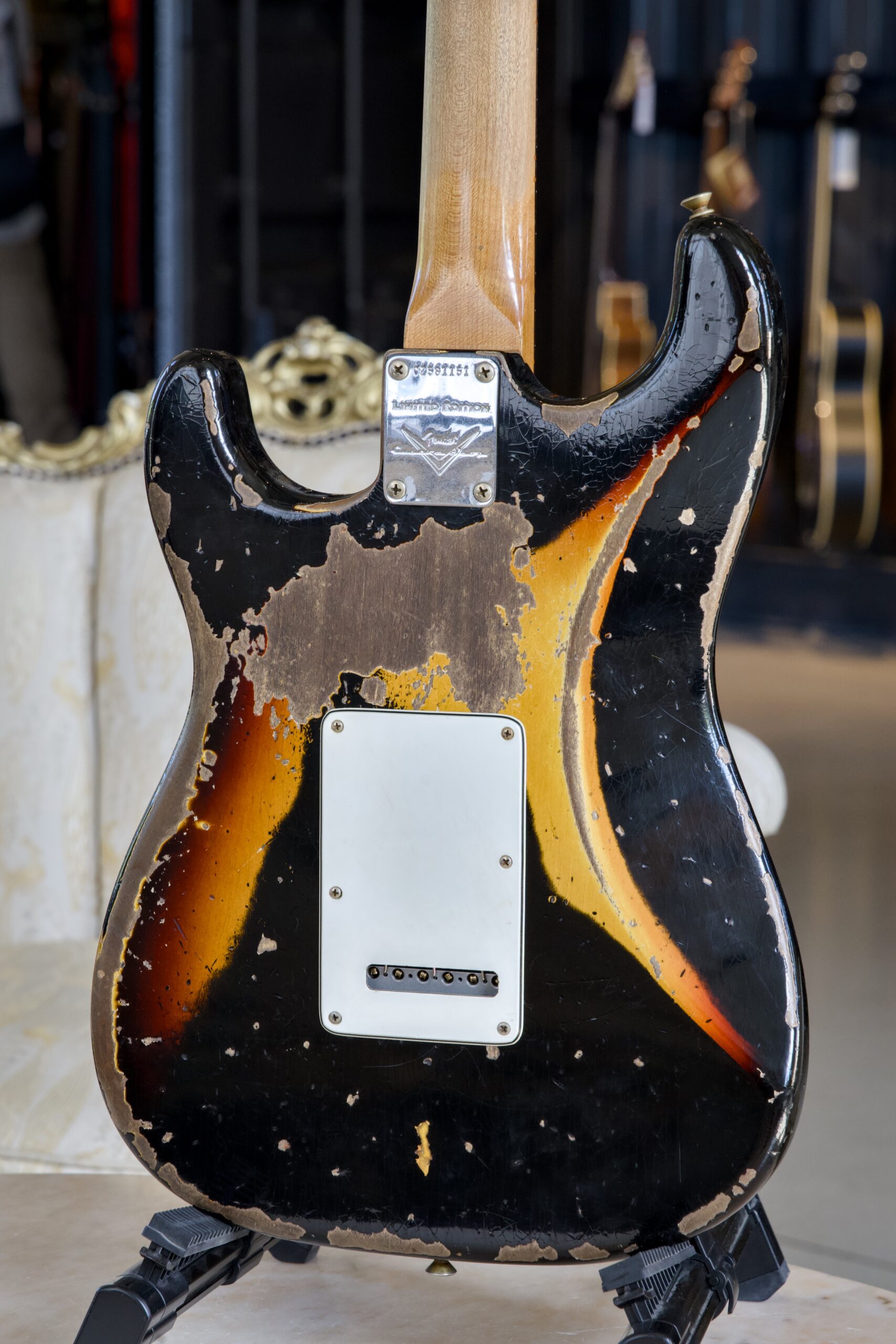 Fender Custom Shop LTD Roasted 61 Stratocaster Super Heavy Relic® Black over 3TSB - immagine 5