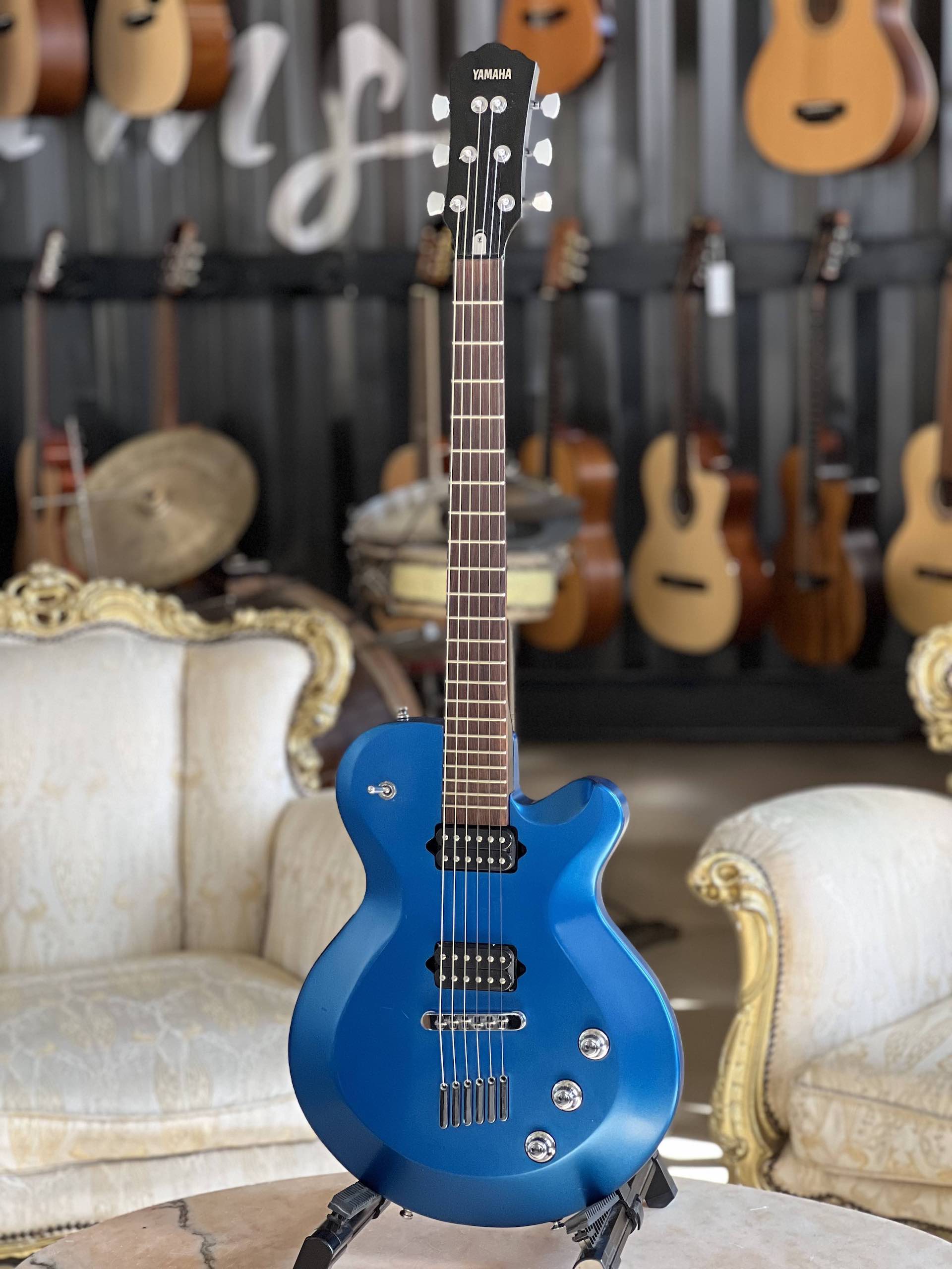 YAMAHA AES 820 Flat Blue