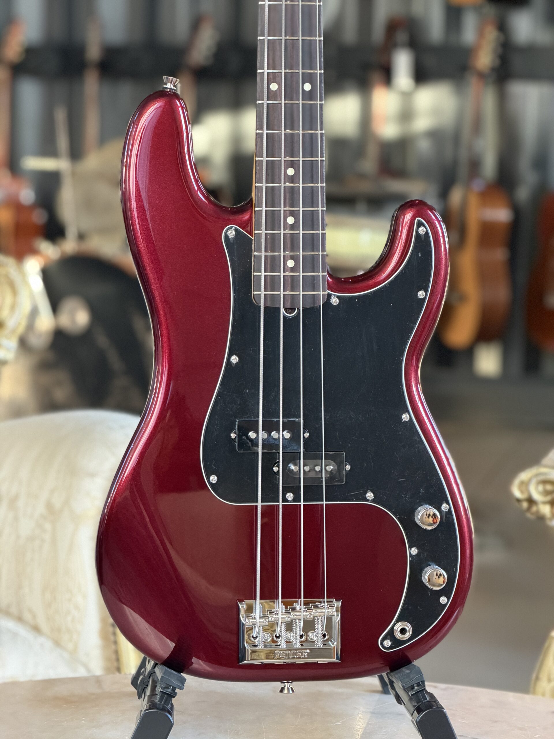 Fender American Professional Precision Bass Rosewood Fingerboard Oxblood - immagine 2
