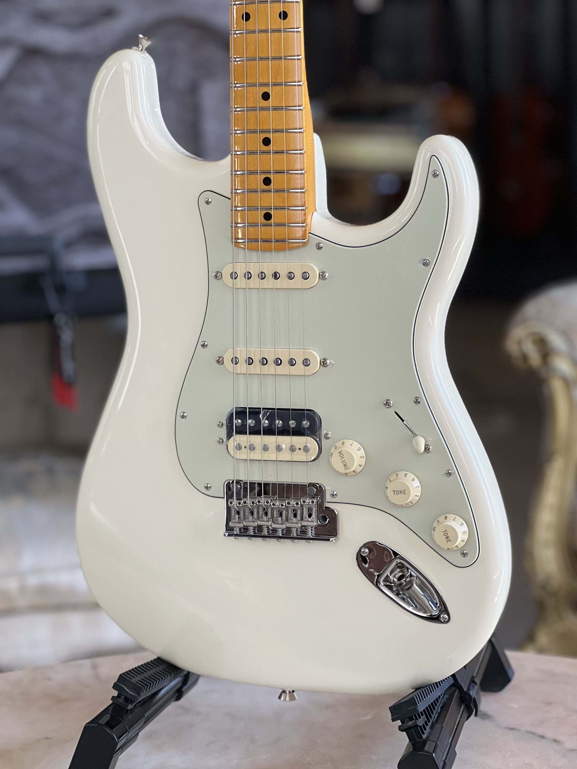 Fender American Professional Stratocaster® HSS - Olympic White - immagine 2