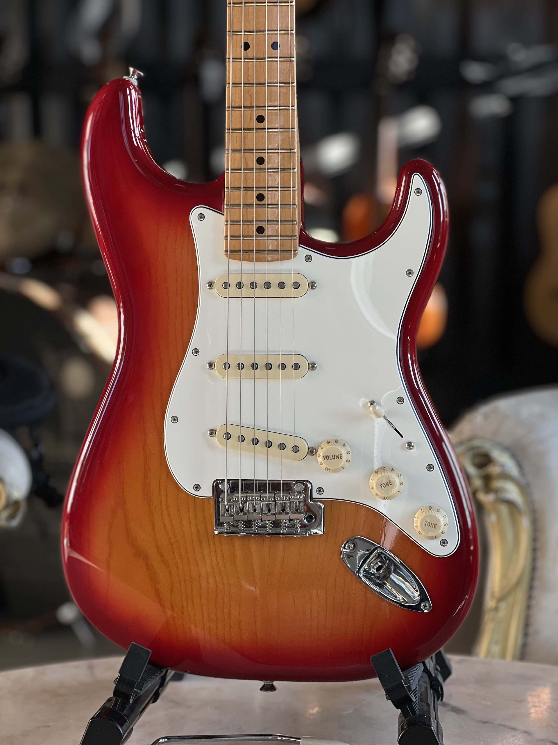 FENDER Player II Stratocaster® - Aged Cherry Burst - 2024 (incl. Fender Gigbag) - immagine 2