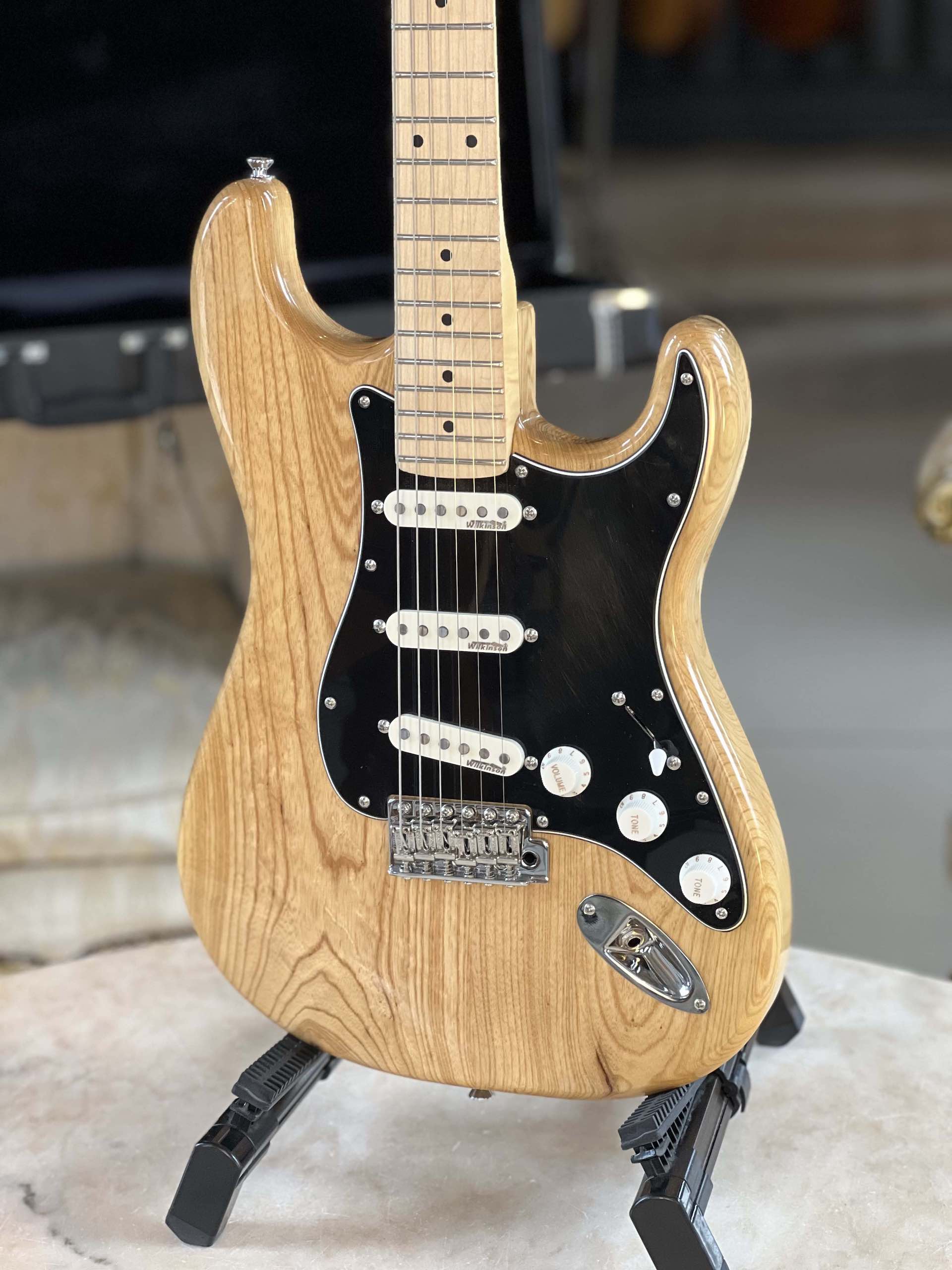 Vintage Reissued V6 Stratocaster - Natural Ash (V6MNAT) + Hardcase - immagine 2